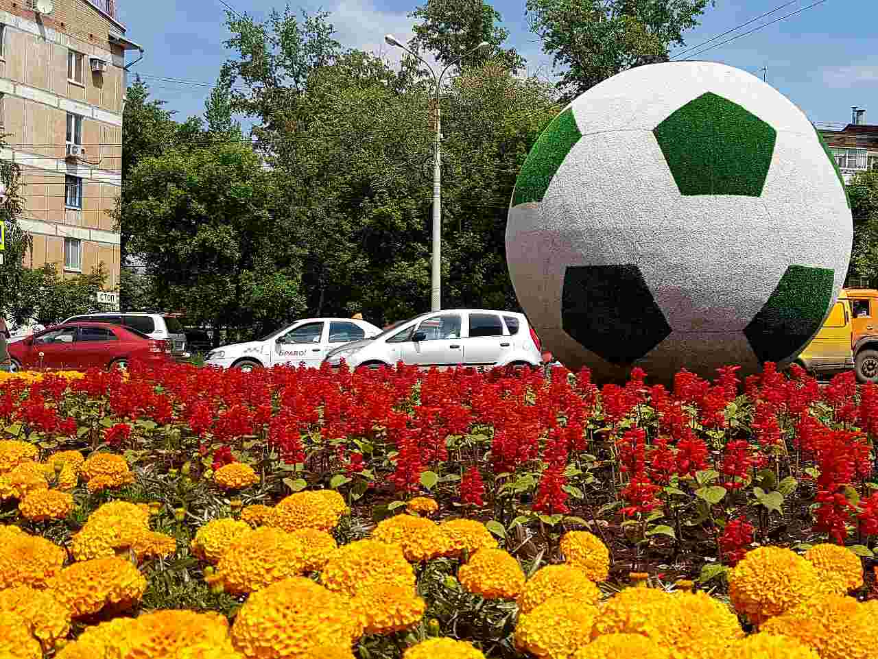 В Самаре устанавливают топиарные скульптуры на футбольную тематику
