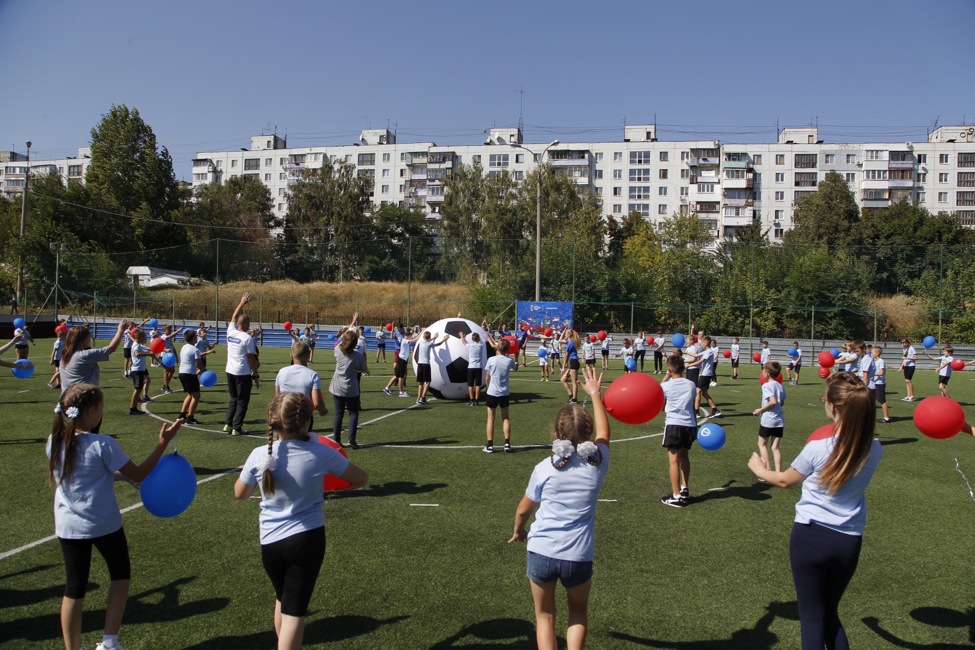 Во всех школах Самары новый учебный год начался с футбольного урока о Чемпионате мира по футболу FIFA 2018 в России™