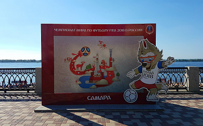 На набережной появилась фоторамка с официальным талисманом Чемпионата мира по футболу FIFA 2018 в России™