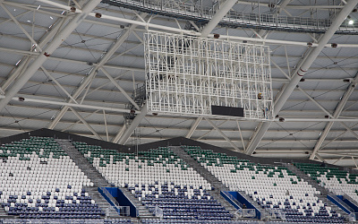 На стадионе «Самара Арена» начался монтаж экранов, на которых болельщики будут просматривать повторы матчей